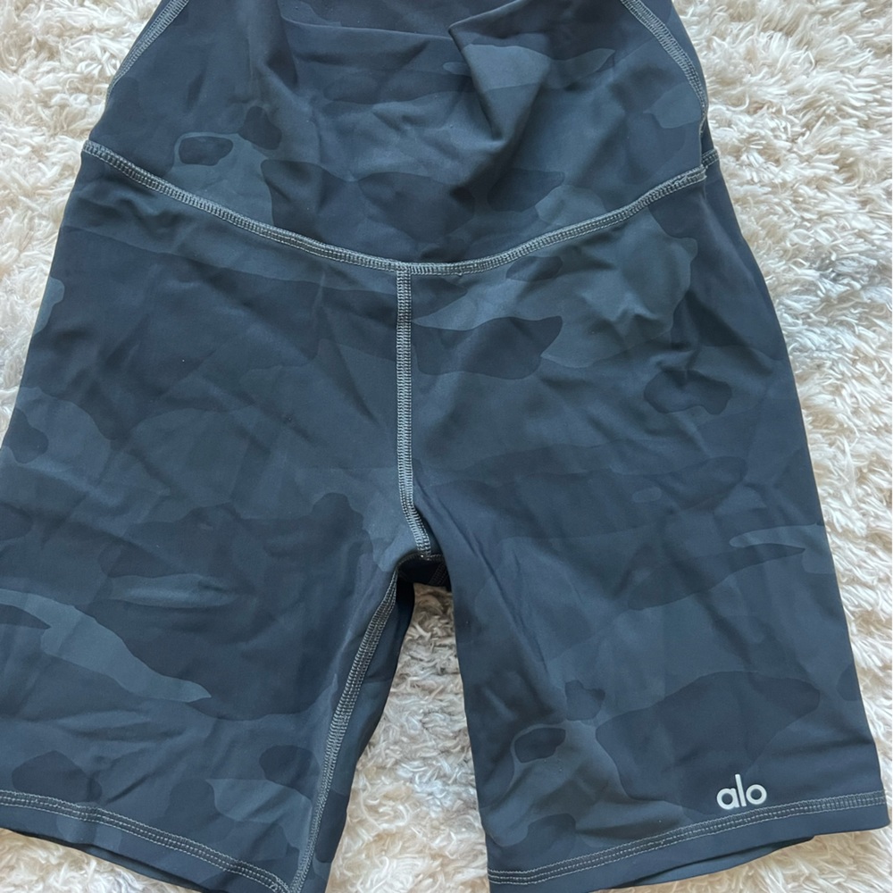 ALO Yoga 7” High-Waist Vapor Biker Short - Camo Size XS